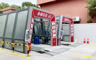 寧波余姚石化陽明西路站選配林頓FX11系列隧道式洗車機2套！加油免費洗車，讓利于民，讓老百姓享受到真正的實惠！